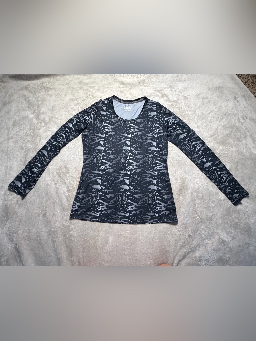 Women's 2010s Under Armour HeatGear Black Gray Printed Long Sleeve Top L